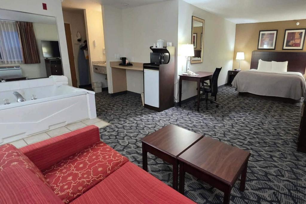Quality Inn & Suites Eldridge Davenport North - Housity