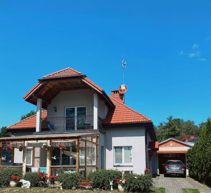 a house with a balcony on top of it at Sternik Dom gościnny in Niechorze