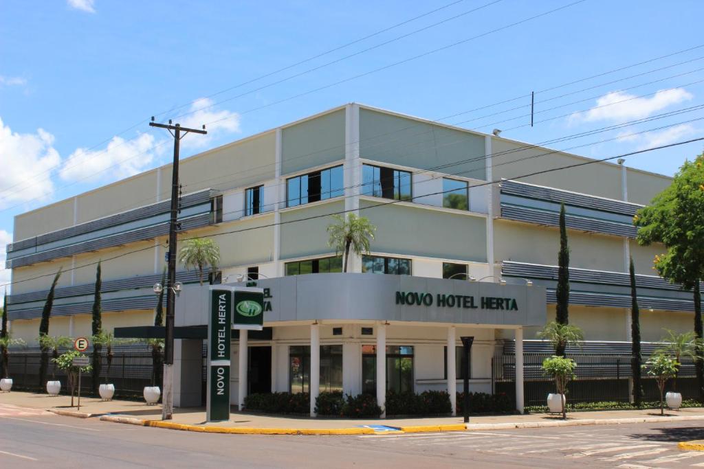 an office building with a novo hotel leelin at Novo Hotel Herta in Guaíra