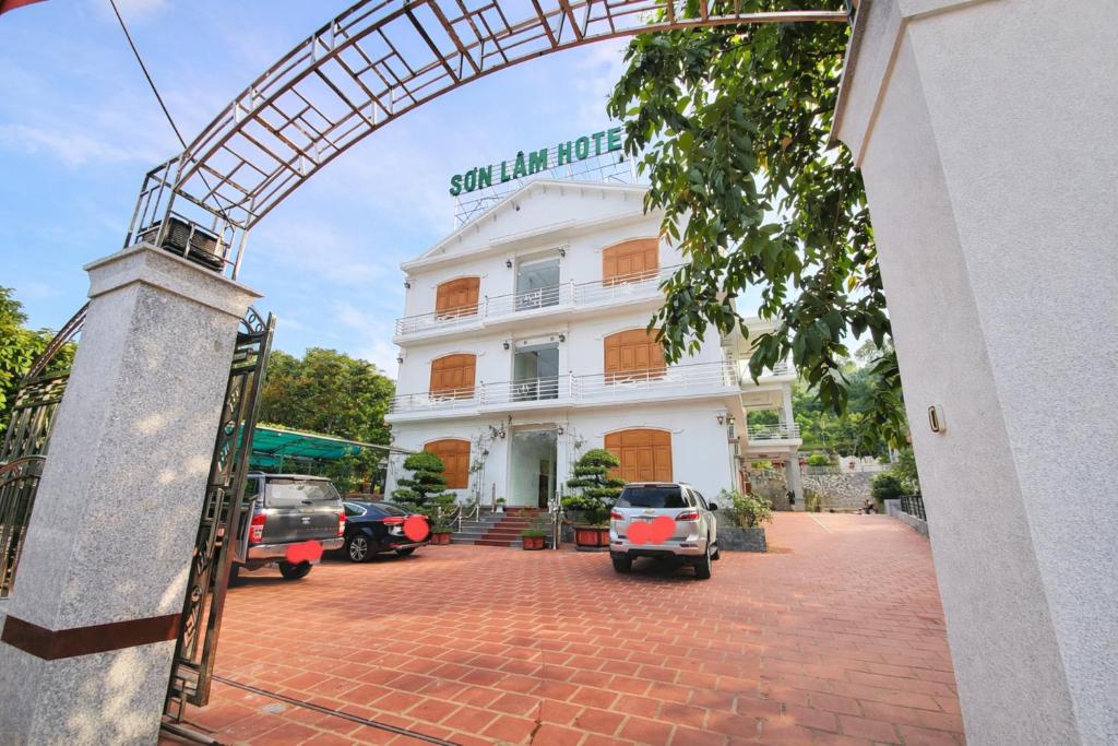 a view of the hotel from the courtyard at Sơn Lâm Hotel in Chợ Hiếu