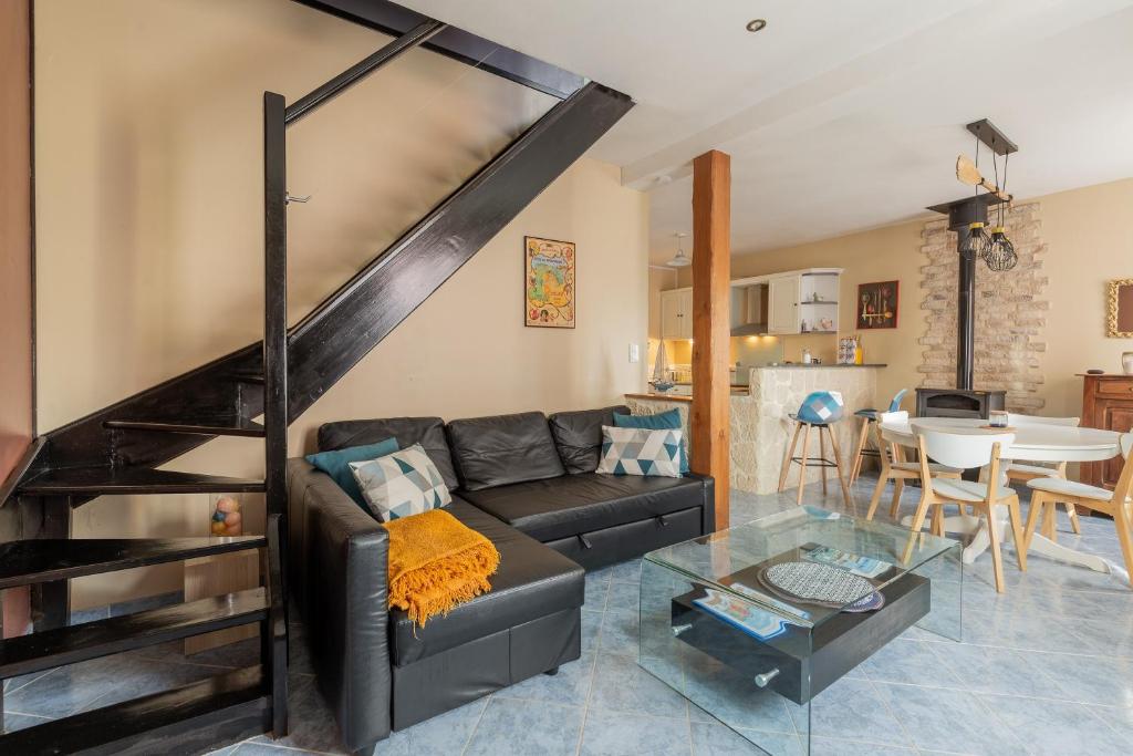 a living room with a couch and a table at Maison maxi 8 personnes, proche mer in Mers-les-Bains