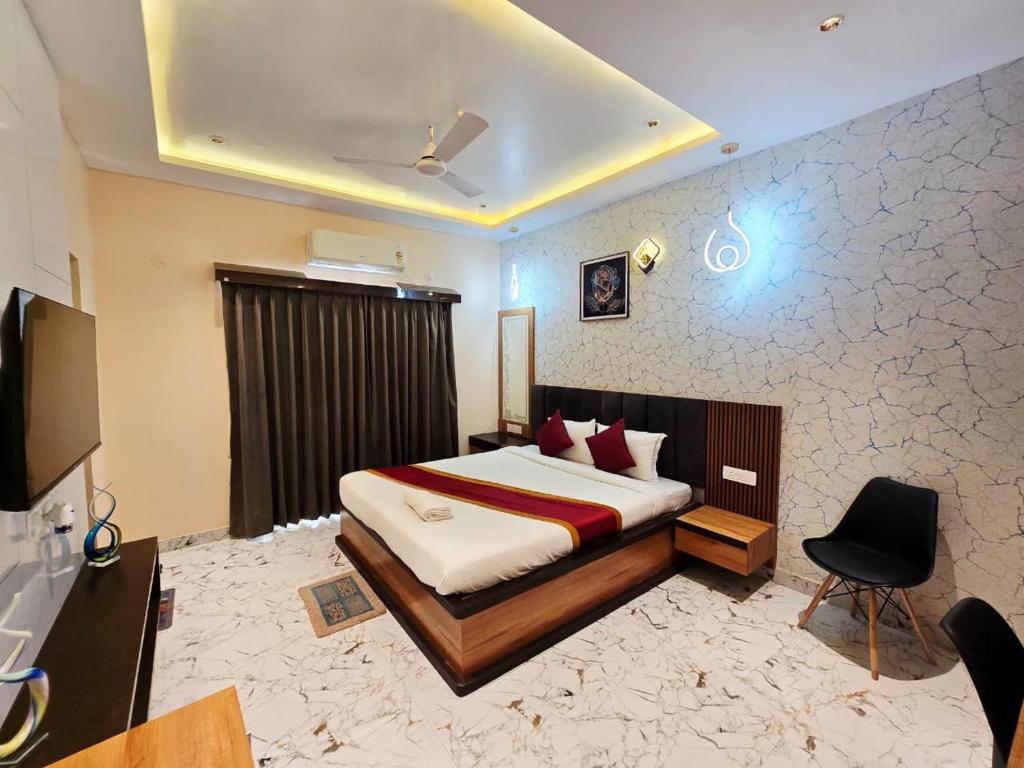 a bedroom with a bed and a desk and a chair at Motel Oracle in Debra