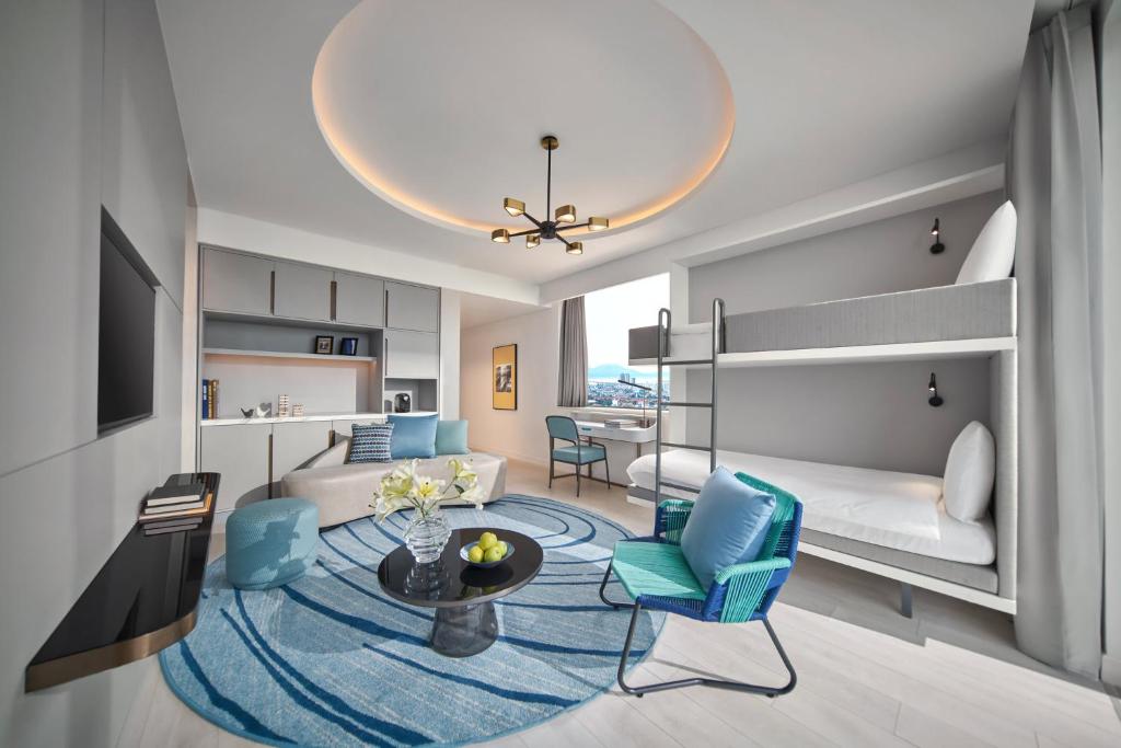 Suite Gia Đình Nhìn Ra Biển Có Ban Công, 1 Giường Cỡ King và 1 Giường Tầng