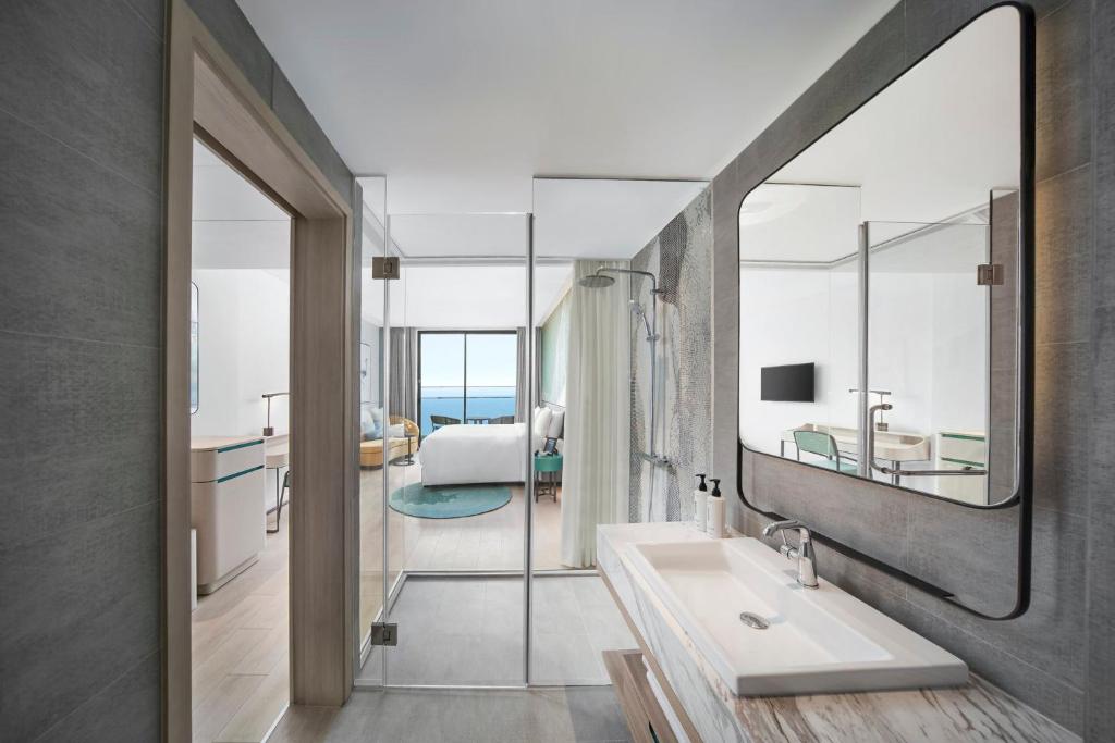Deluxe King Room with Sea View and Balcony - High Floor