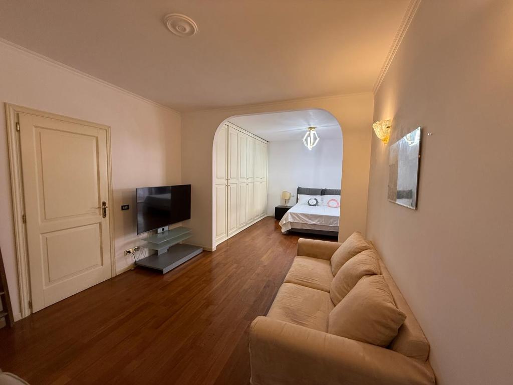 a living room with a couch and a bed at Gt holiday in Rome