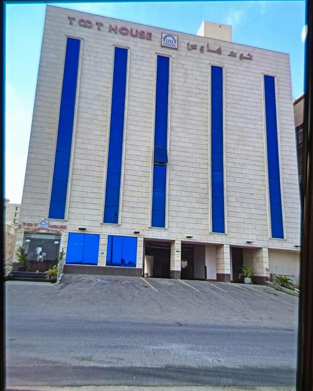 a building with blue doors on the front of it at شركة منازل التوت للشقق المخدومة جده in Jeddah