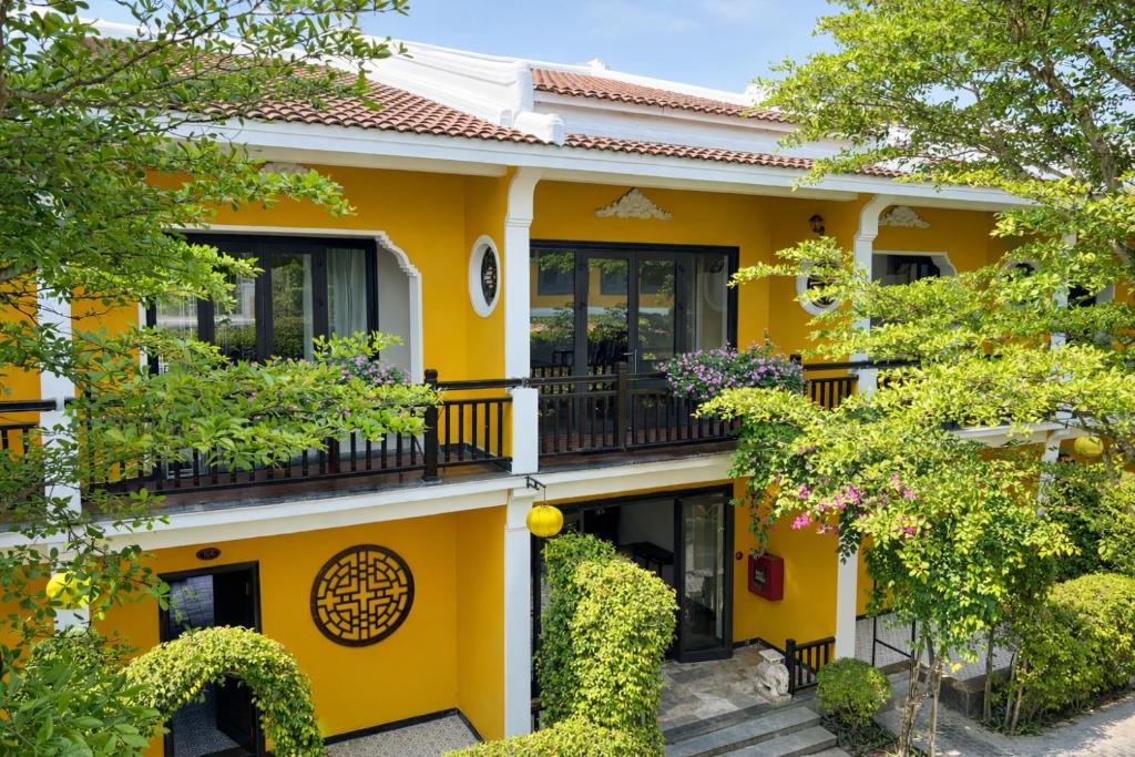 Yellow Lantern Suite