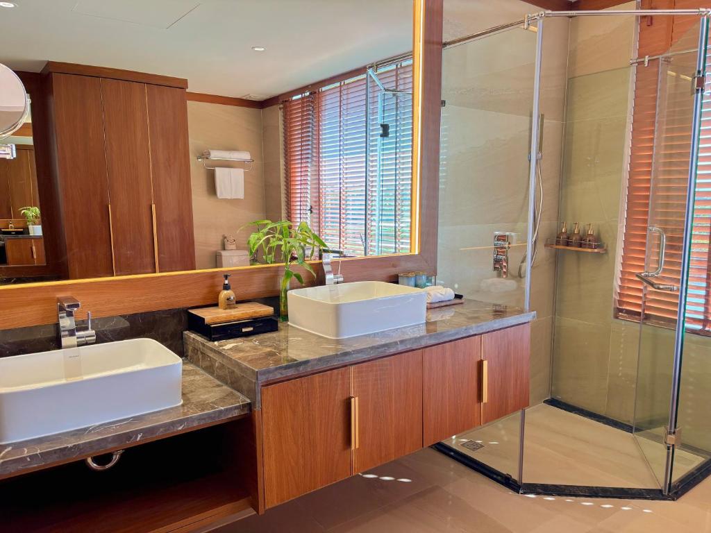 Red Lantern Suite