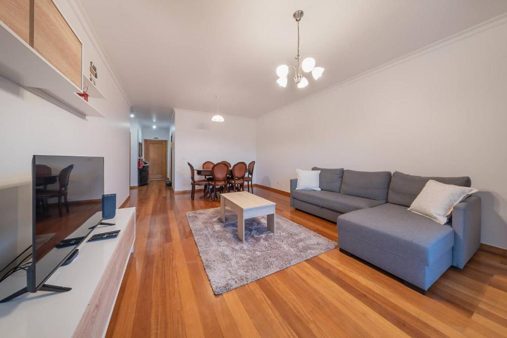Falcon Flat by Mth