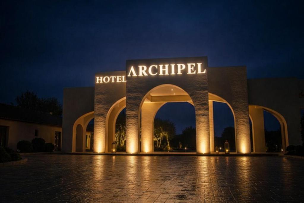 a hotel at night with the lights on at Hôtel Archipel in Monastir