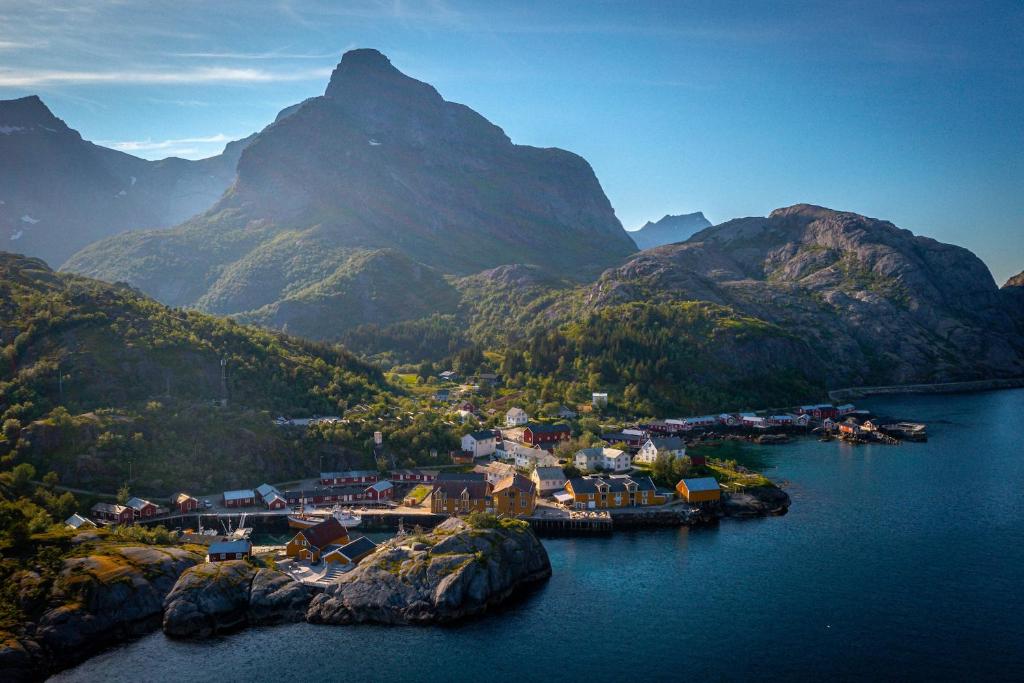 Nusfjord Village & Resort, rorbuer rouges au fond d'un fjord encaissé des Lofoten