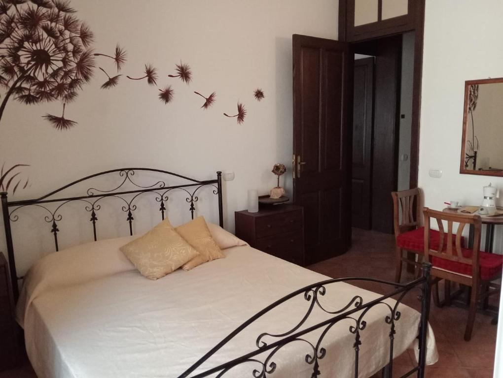 a bedroom with a bed with birds on the wall at Lunamuta b&b in Cetraro