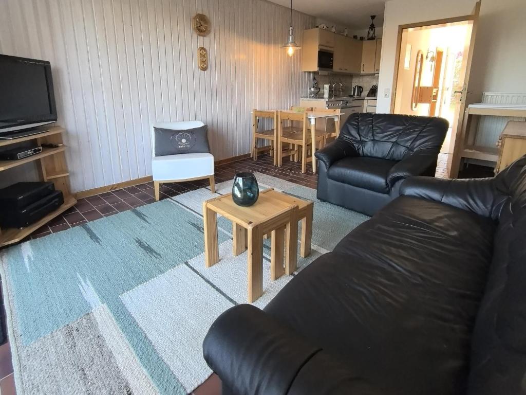 a living room with a couch and a table at Auszeit am Feldrand in Lensahn