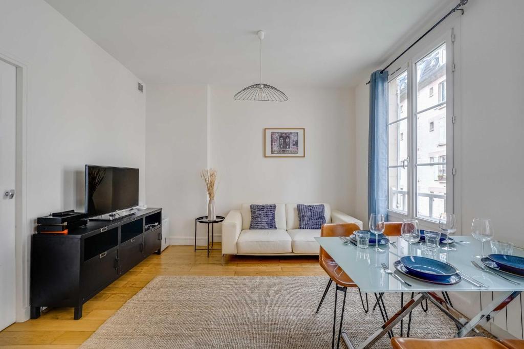 a living room with a table and a couch at Charming Apartment 2BR 4P - Saint-Cloud in Saint-Cloud