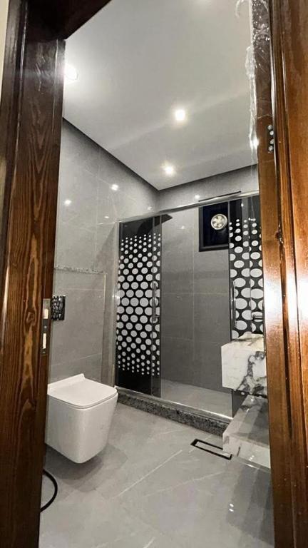 a bathroom with a toilet and a shower at سبانا شاليه in Jerash