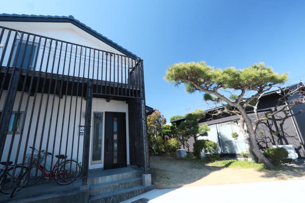 a pair of bikes parked outside of a house at ゲストハウスきーず in Nishio