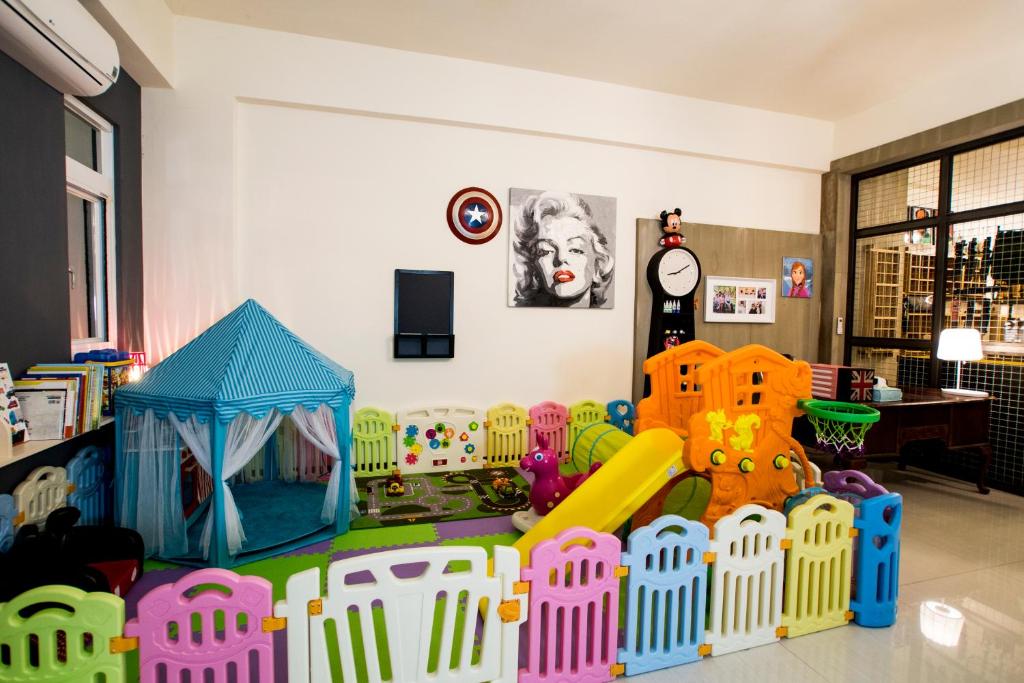 una sala de juegos para niños con un juego de juegos y un parque infantil en Happy B&B, en Taitung
