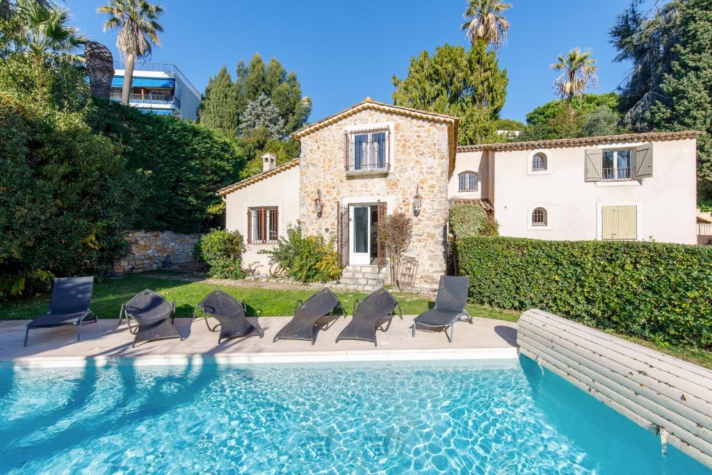 Pour vos vacances à Cannes, voici une ravissante villa de 6 chambres avec piscine privée