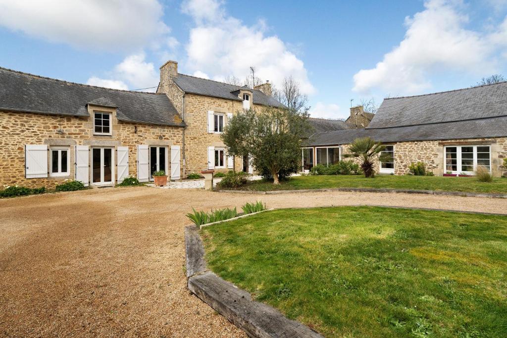 an old stone house with a large yard at Chambre Grany - Chambre in Aucaleuc