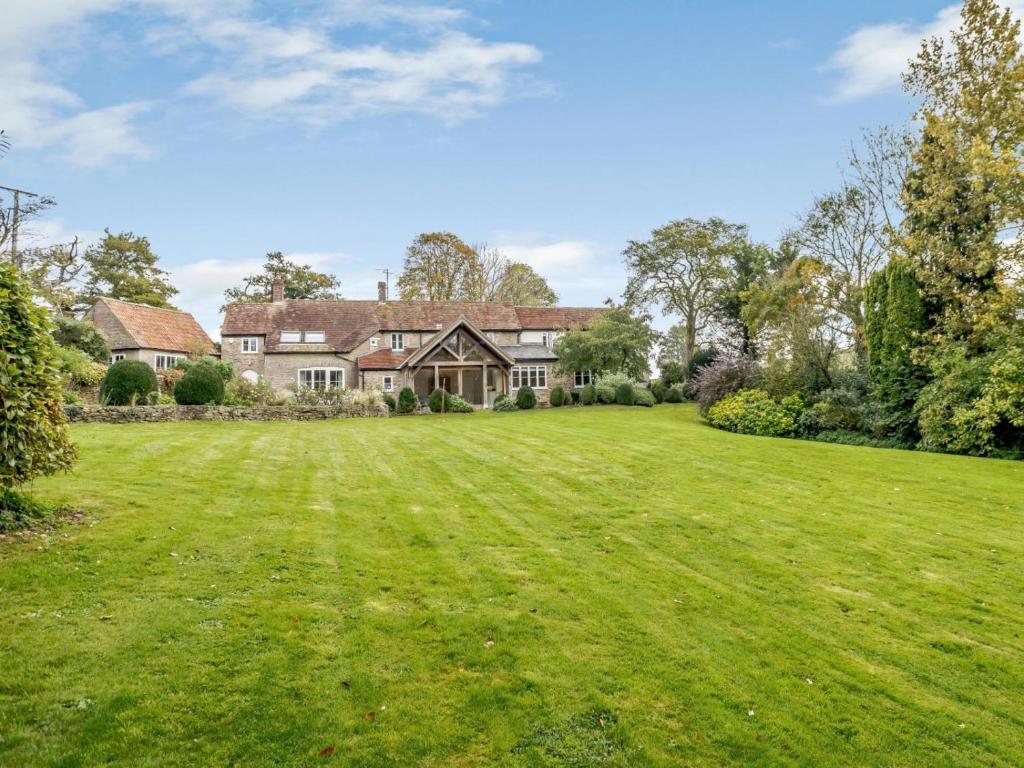 an image of a house with a large yard at 5 Bed in Wincanton oc-79062 in Hilton