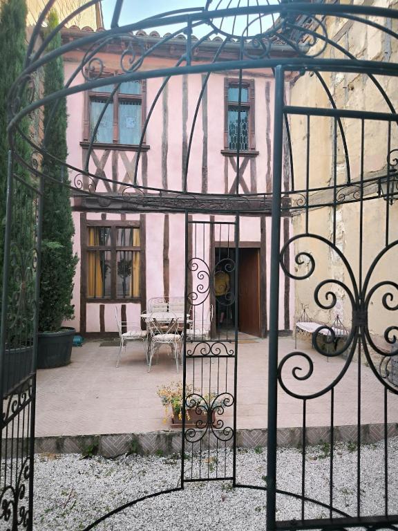 an iron gate in front of a building at La Toscane Médiévale in Saramon
