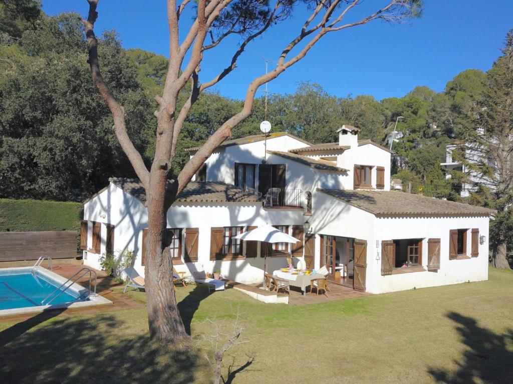 a white house with a swimming pool in a yard at El Jardí de Tamariu in Tamariu
