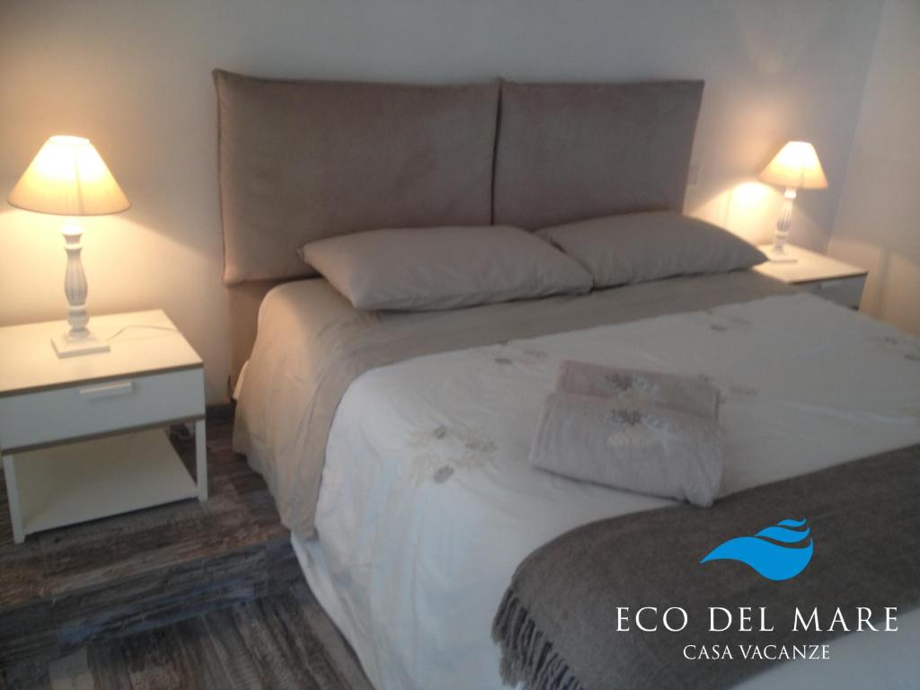 A bed or beds in a room at Eco del Mare