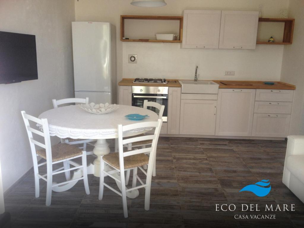 A kitchen or kitchenette at Eco del Mare