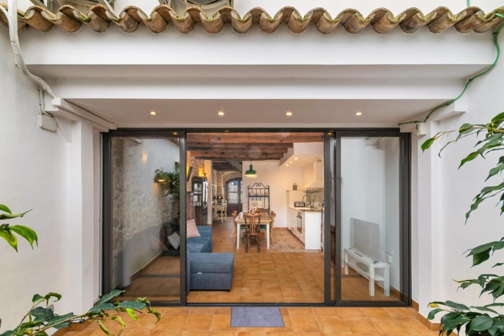an open door leading to a kitchen and dining room at Casa con patio, piedra y luz natural in Sant Pere de Ribes