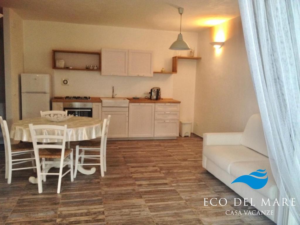 A kitchen or kitchenette at Eco del Mare