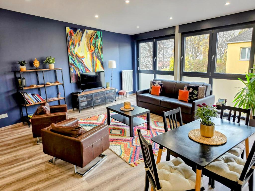 a living room with a couch and a table at Duplex Cosy proche parlement européen et Strasbourg in Schiltigheim