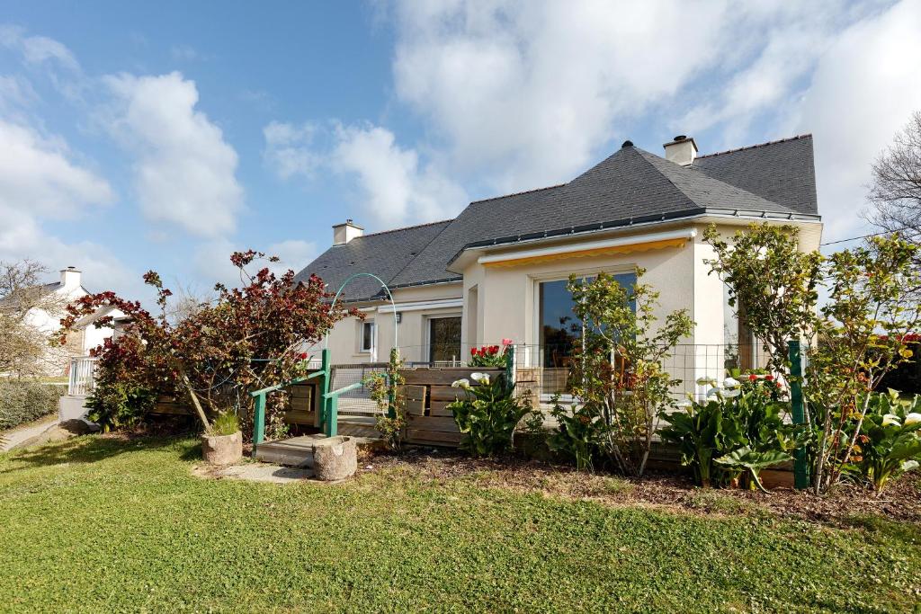 a white house with a garden in the yard at Chambre d'hôtes à Saint-Molf in Saint-Molf