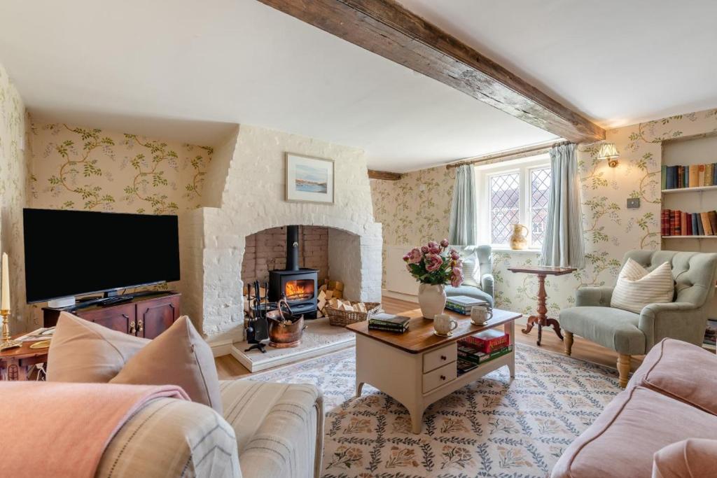 a living room with a fireplace and a tv at 2 Bed in Beaulieu oc-b32274 in Exbury