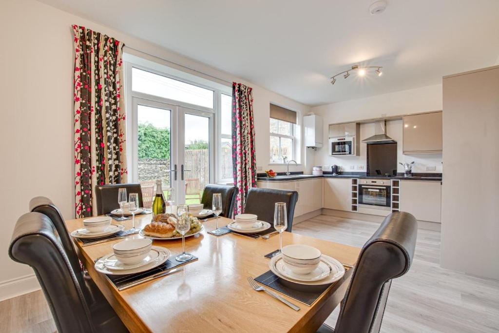 a dining room with a table and chairs and a kitchen at 4 Bed in Leyburn oc-ds370 in Leyburn