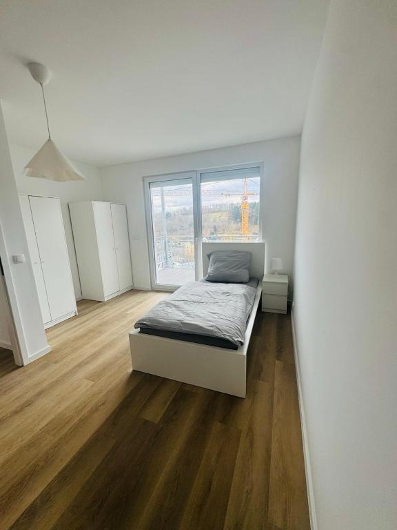 a white room with a bed and a window at Siegen Apartments - Modern & mit Parkplatz in Siegen