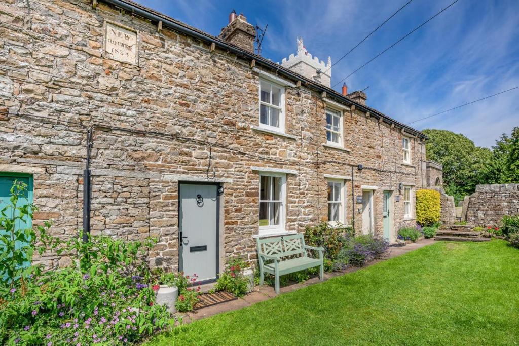 an old stone house with a bench in the yard at 1 Bed in Askrigg oc-n28350 in Askrigg