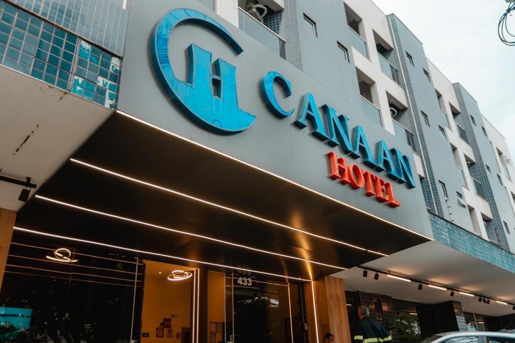 a sign on the front of a building at Hotel Canaan in Sete Lagoas