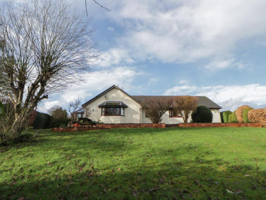 a white house with a green yard at Summerhill in Hereford