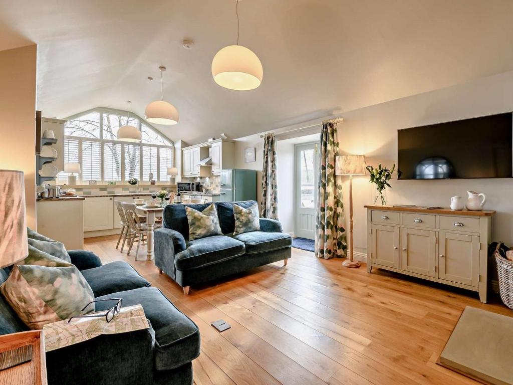 a living room with a couch and a table at 2 Bed in York oc-91540 in Brandsby