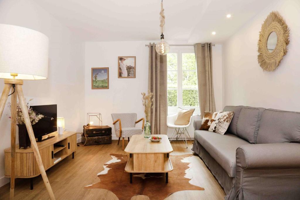 a living room with a couch and a table at Paddock Prestige by La Boîte En Plus in Gouvieux