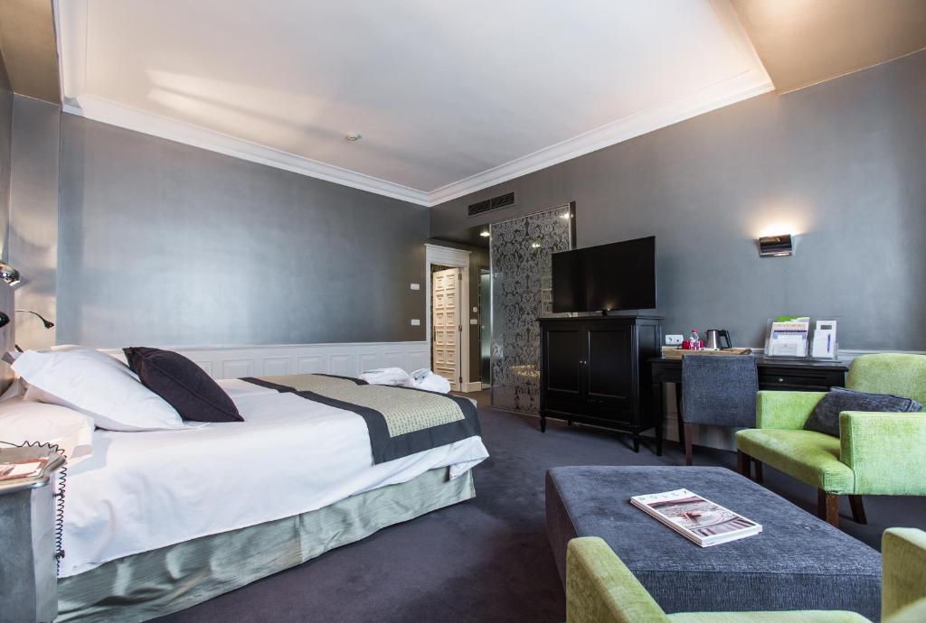 Postel nebo postele na pokoji v ubytování Hotel Carlton