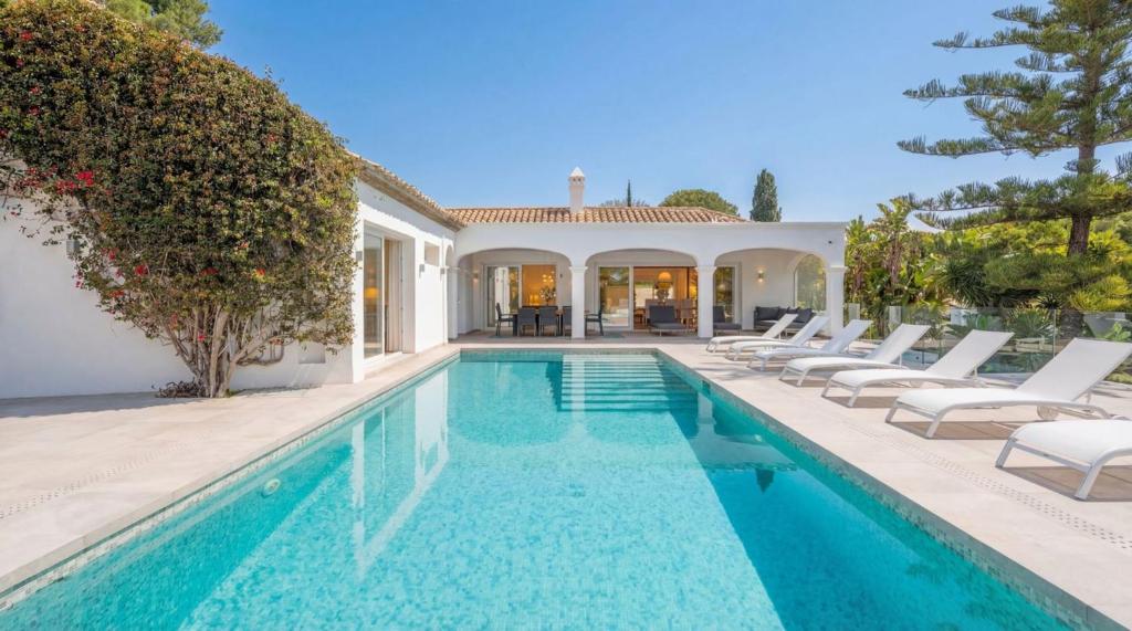 VACATION MARBELLA I Villa Promise, Private Hot Tub, Turquoise Pool, Sauna, Turkish Bath, GYM, Close to Golfs