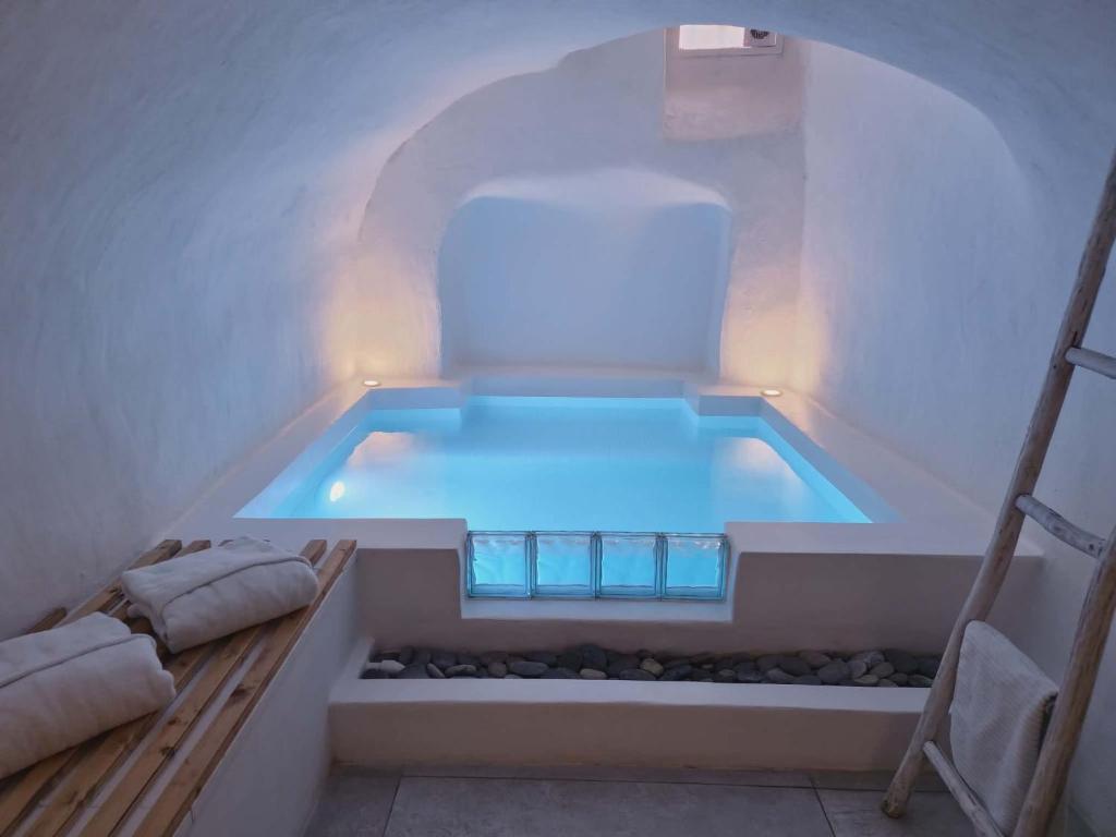 a pool in a room with a bench and a tub at Loveroom La Cesarine Jacuzzi privé in Mougins