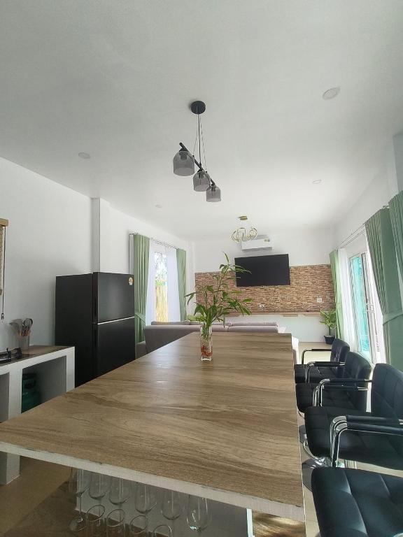 a kitchen and dining room with a table and chairs at Harmony Villa in Wok Tum