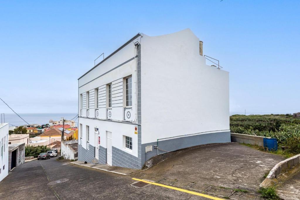 a white building on the side of a street at GuestReady - Refugio de Salome in Los Sauces