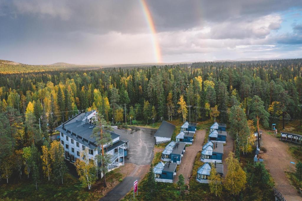 eine Luftaufnahme eines Hauses mit einem Regenbogen in der Unterkunft Santa's Hotel Aurora & Igloos in Luosto