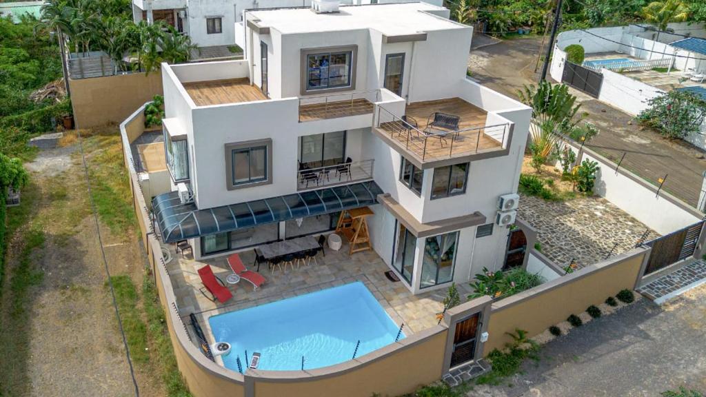 an aerial view of a house with a swimming pool at Balaclava Star Villa in Balaclava
