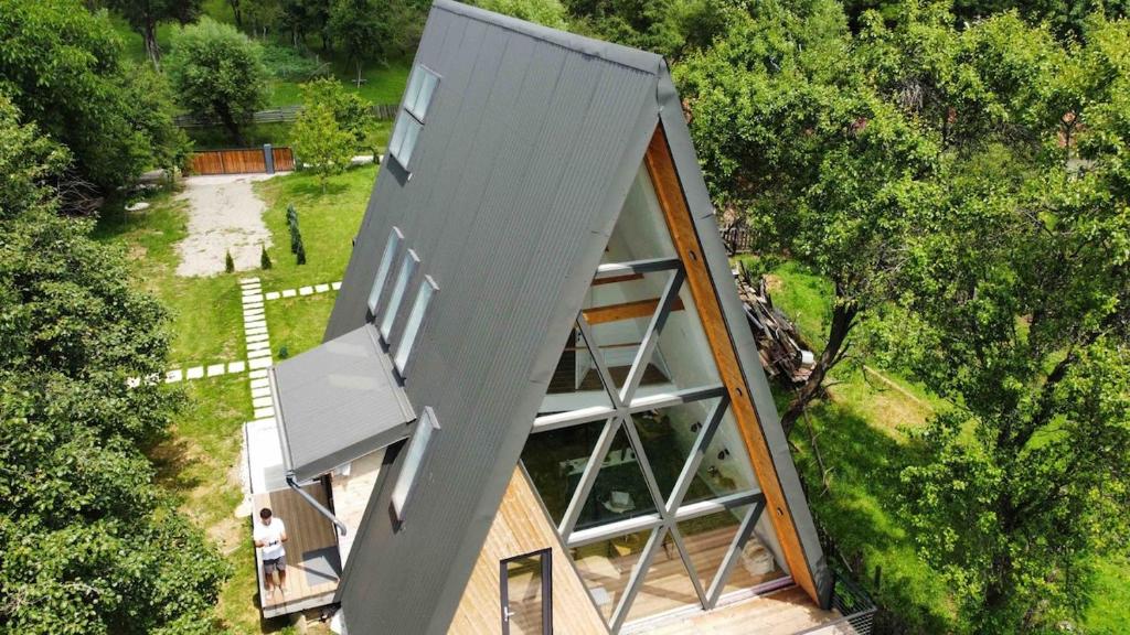 an overhead view of a house in the woods at Skyframe Cabin in Pucheni