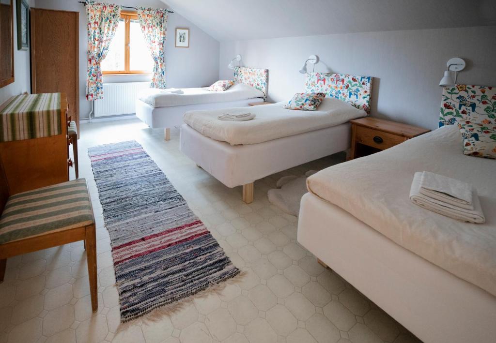 sala de estar con 2 camas y sofá en Mellangården, en Västerbykil