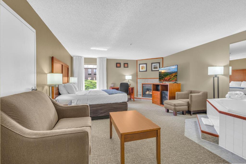 a hotel room with a bed and a living room at Bristol Arcadia Inn in Bristol